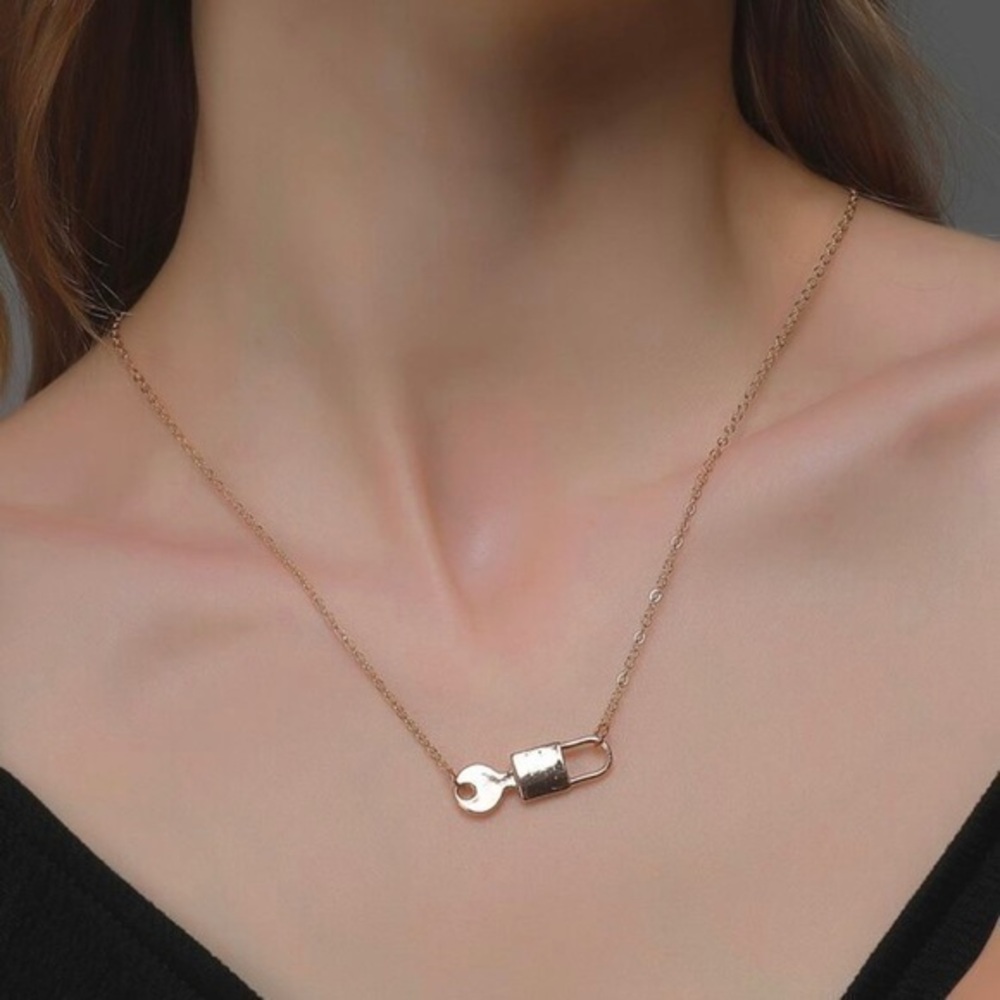 3/$30 💛 Lock and Key Necklace